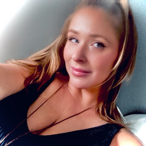 Meet your Posher, Kaitlin - Picture 3 of 3